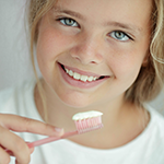 كيفية العناية بصحة الأسنان والفم لدى طفل فوق سن 6 سنوات