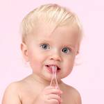 كيفية العناية بصحة الأسنان والفم لدى طفل منذ لحظة ظهور سنه الأول