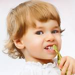 كيفية العناية بصحة الأسنان والفم لدى طفل يتجاوز عمره 3 سنوات